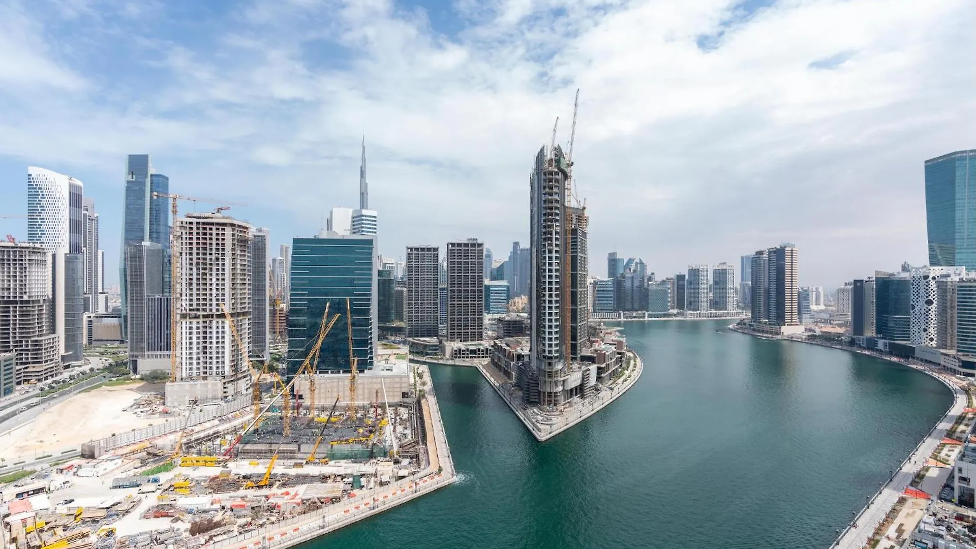 Bnbnova - 1Br - Panoramic Canal & Dubai Skyline View Apartment