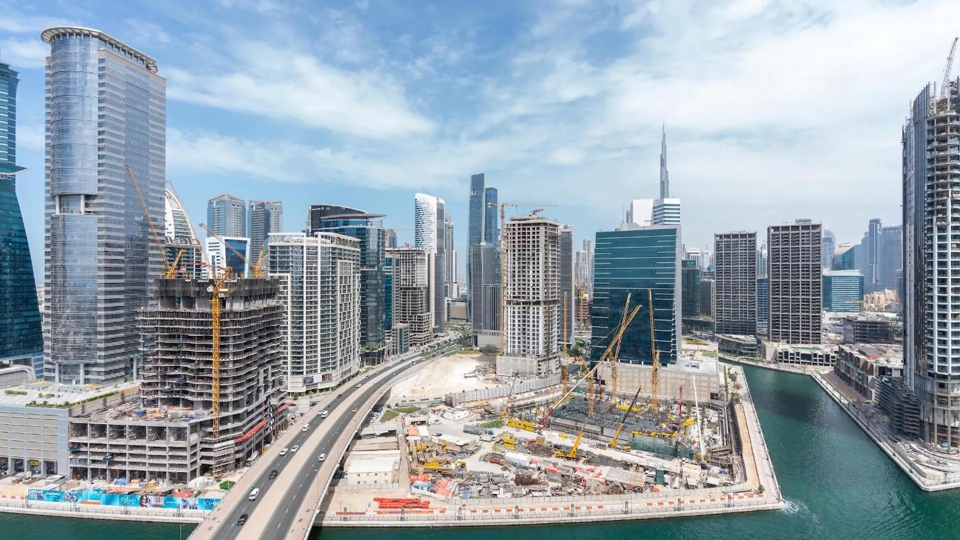 Bnbnova - 1Br - Panoramic Canal & Dubai Skyline View Apartment